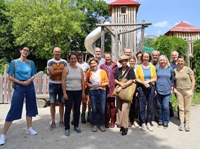 Gruppenfoto-am-Regenbogenspielplatz_s.jpg